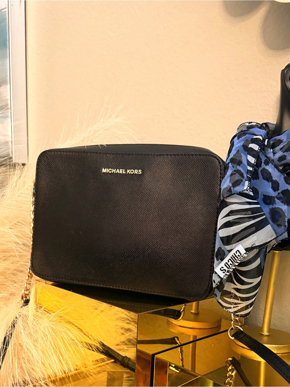 🎀 Michael Kors Black Leather Crossbody with Gold-Tone Zipper Detail